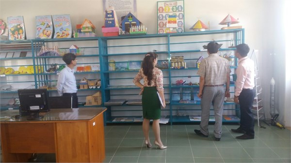 tham quan phòng thiết bị.jpg
